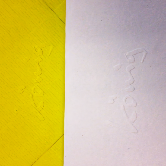Detailansicht eines Ausschnitts von einem weißen und einem gelben Briefumschlag, auf dem die Prägung "König" - Teil des Firmennamens "König Konzept" - zu erkennen ist.