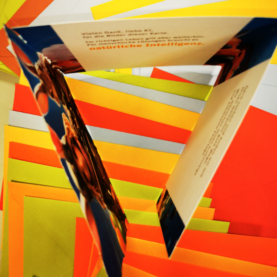 Top-Shot-Foto der aufgeklappten Osterkarte, die auf unregelmäßig verteilten farbenfrohen Briefkuverts steht. Foto: Leopoldi-Art